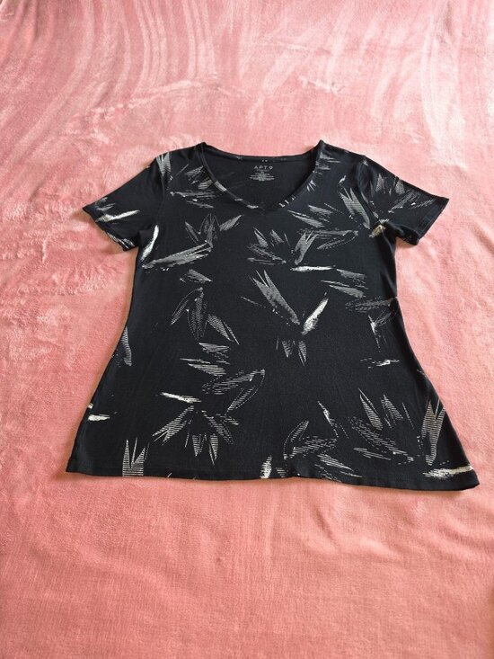 Apt. 9 Tops - APT.9 Womens Black V-Neck Short Sleeve Printed Blouse - Size M - PRE OWNED